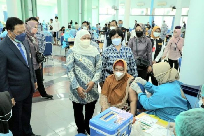 Gubernur Jawa Timur Khofifah Indar Parawansa saat meninjau pelaksanaan vaksinasi Covid-19 | dok/photo: Pemprov Jatim /Bicara Indonesia