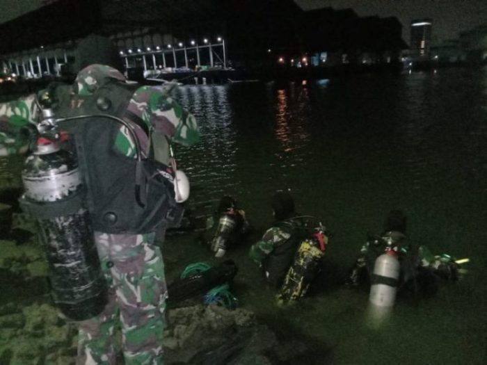 Prajurit Satkopaska Koarmada II saat melaksanakan Selam Tempur Malam Hari | dok/photo: Dispen Koarmada II