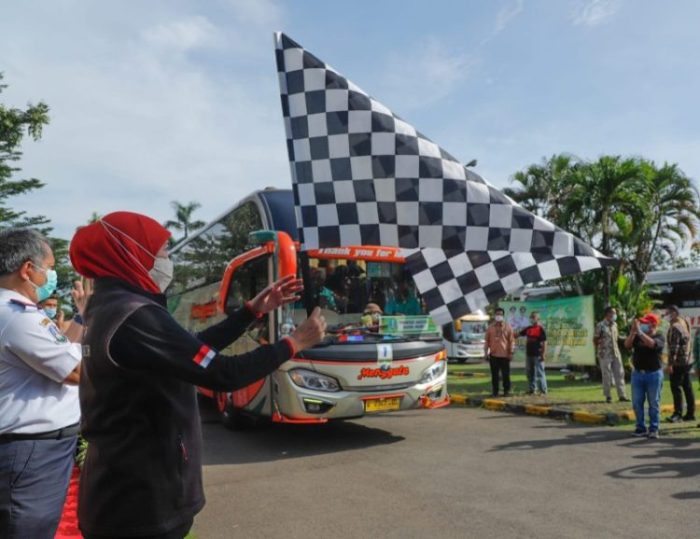 Gubernur Jawa Timur Khofifah Indar Parawansa saat memberangkatkan pemudik dari Jakarta ke Jatim, Selasa (26/4/2022) | dok/photo: Pemprov Jatim