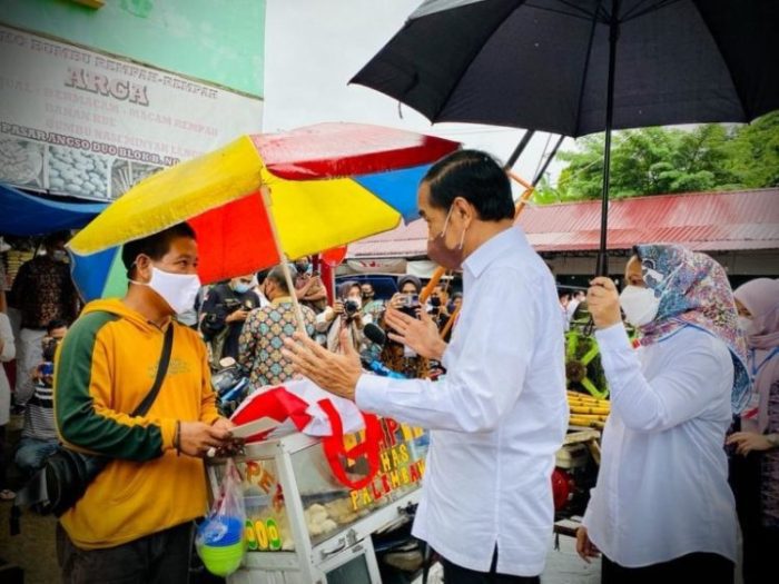 Presiden Jokowi memberikan BLT Minyak Goreng kepada sejumlah pedagang kecil dan penerima di Pasar Rakyat Angso Duo Baru, Kota Jambi, Kamis (07/04/2022) | dok/photo: BPMI Setpres/Laily Rachev