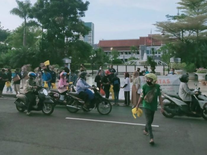 Sosialisasi berlangsung di depan Taman Surya Balai Kota Surabaya | dok/photo: POTAS