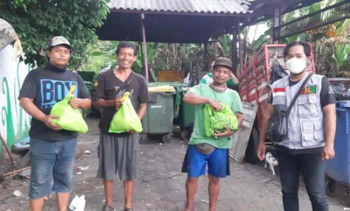 Ketua YKMS, Arief Prayogo (kanan) saat membagikan paket sembako kepada petugas kebersihan | dok/photo: YKMS