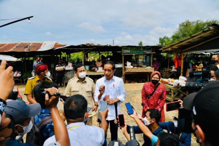 Presiden Jokowi saat memberikan keterangan pers usai menyerahkan bansos di Pasar Bangkal, Sumenep, Jatim, Rabu (20/04/2022) dok/photo: BPMI Setpres/Laily Rachev