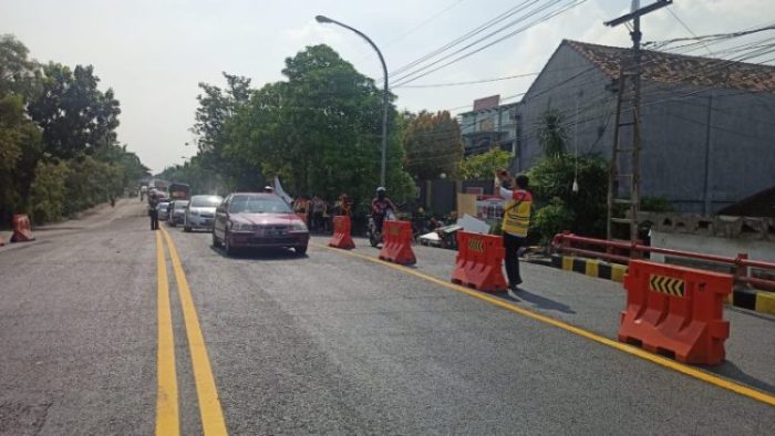 BBPJN Jawa Timur-Bali saat melakukan uji beban terhadap Jembatan Ngaglik, Minggu (17/4/2022) siang | dok/photo: binamarga.pu.go.id