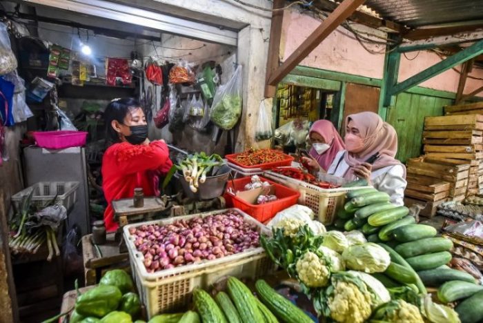 Petugas saat melakukan pengawasan bahan kebutuhan pokok di salah satu Pasar Tradisional Surabaya | dok/photo: Diskominfo Surabaya