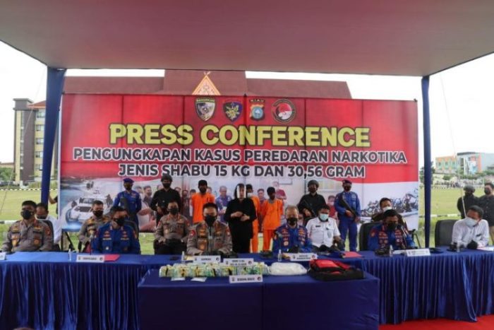 Konferensi pers ungkap kasus peredaran narkotika jenis sabu di Mapolda Riau, Rabu (6/4/2022) | dok/photo: Humas Polri