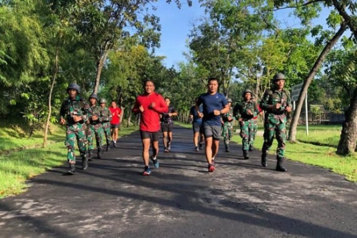 Komandan Brigif 2 Marinir Kolonel Marinir Rudi Harto Marpaung (merah-depan) saat melaksanakan lari ketahanan bersama Bintara Remaja | dok/photo: Dispen Kormar