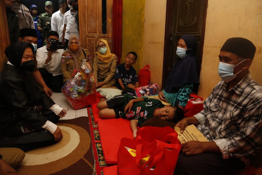 Menteri Sosial Tri Rismaharini saat mengunjungi penyintas bencana longsor di Kabupaten Bogor, Senin (23/05/2022) | dok/photo: Humas Kemensos