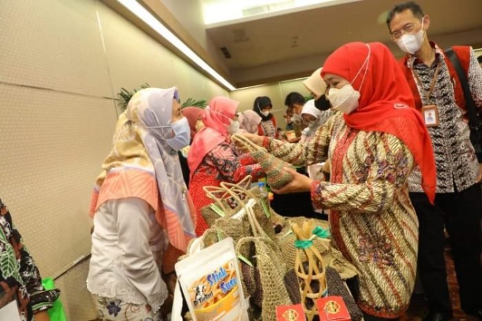 Gubernur Jatim Khofifah Indar Parawansa (kerudung merah) saat memimpin langsung Misi Dagang dan Investasi di Maqna Hotel Gorontalo, Kamis (31/3/2022) | dok/photo: Pemprov Jatim