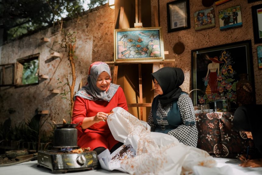 Ilustrasi pelaku UMKM batik tulis | dok/photo: Humas PT PJB