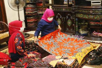 Gubernur Jatim Khofifah Indar Parawansa (kanan) saat melihat batik hasil produksi UMKM Jawa Timur | dok/photo: Pemprov Jatim