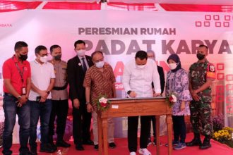 Wali Kota Eri Cahyadi bersama Forum Koordinasi Pimpinan Kecamatan (Forkopimcam) Tenggilis Mejoyo saat meresmikan Rumah Padat Karya Prapen | dok/photo: Ist