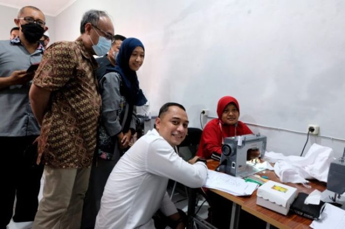 Unit usaha jahit dan permak di Rumah Padat Karya Prapen Surabaya | dok/photo: Ist