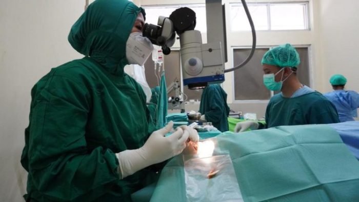 Tim Yankes Bergerak saat memberikan pelayanan kesehatan bagi masyarakat di Pulau Kangean, Sumenep - Madura | dok/photo: Pemprov Jatim