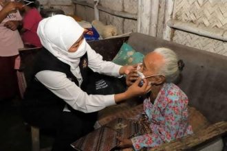 Dok. Gubernur Jawa Timur Khofifah Indar Parawansa saat menbagikan masker kepada Lansia | dok/photo: Pemprov Jatim