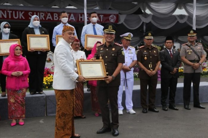 Kajari Tanjung Perak, I Ketut Kasna Dedi (kanan) saat menerima penghargaan dari Wali Kota Surabaya Eri Cahyadi | dok/photo: Ist