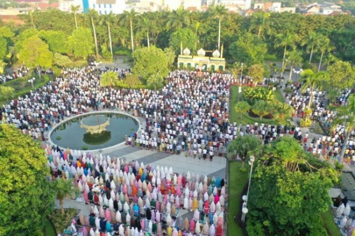 Pelaksanaan Salat Idul Fitri 1443 H di halaman Balai Kota Surabaya | dok/photo: Diskominfo Surabaya