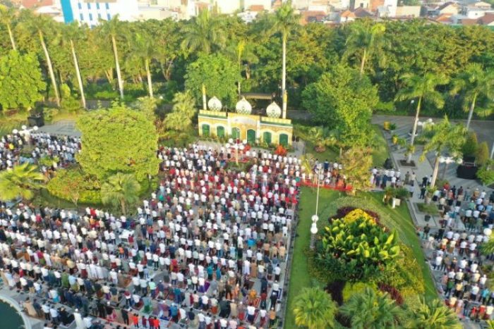 Pelaksanaan Salat Idul Fitri 1443 H di halaman Balai Kota Surabaya | dok/photo: Diskominfo Surabaya