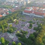 Pelaksanaan Salat Idul Fitri 1443 H di halaman Balai Kota Surabaya | dok/photo: Diskominfo Surabaya