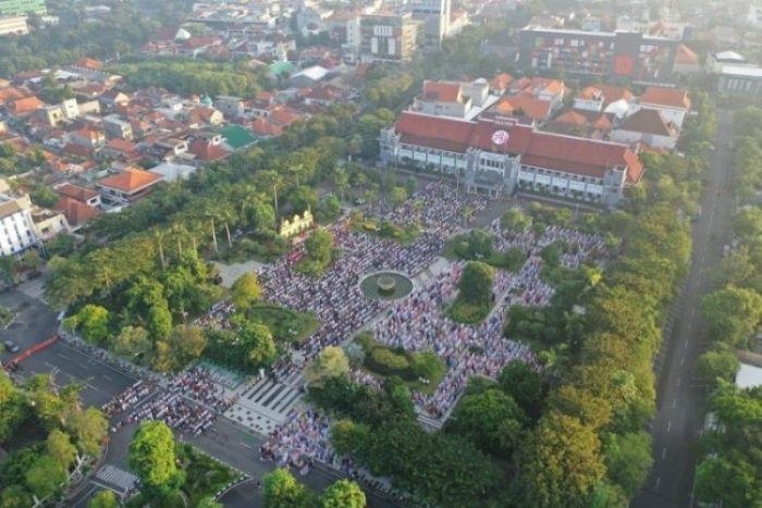 Pelaksanaan Salat Idul Fitri 1443 H di halaman Balai Kota Surabaya | dok/photo: Diskominfo Surabaya