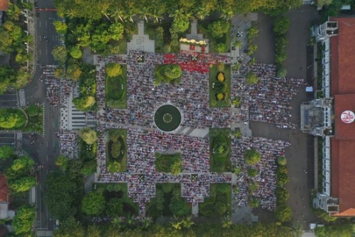 Pelaksanaan Salat Idul Fitri 1443 H di halaman Balai Kota Surabaya | dok/photo: Diskominfo Surabaya