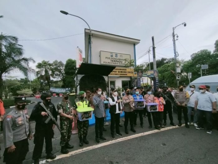 Forkopimda Surabaya saat melakukan pengecekan Pos Pengamanan Terpadu Bundaran Waru (CITO) | dok/photo: Bicara Indonesia
