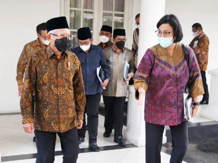 Wakil Presiden (Wapres) RI K.H. Ma’ruf Amin (kiri) bersama Menteri Keuangan Sri Mulyani Indrawati | dok/photo: BPMI Setwapres