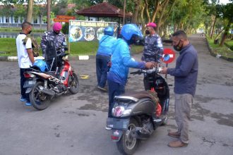 Pemeriksaan kelengkapan surat dan kelayakan kendaraan bermotor | dok/photo: Dispen Kormar