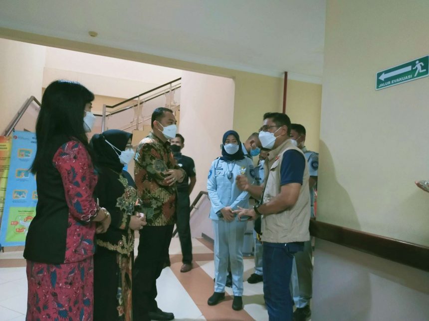 Wali Kota Surabaya Eri Cahyadi (tengah-batik) saat menjenguk korban kecelakaan di RS Citra Medika Mojokerto, Senin (16/5/2022) petang | dok/photo: Bicara Indonesia