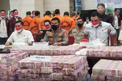 Polisi mengungkap jaringan pengedar uang palsu beberapa waktu lalu | dok/photo: Humas Polri