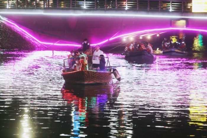Destinasi wisata perahu air di Sungai Kalimas, Kota Surabaya | dok/photo: Diskominfo Surabaya