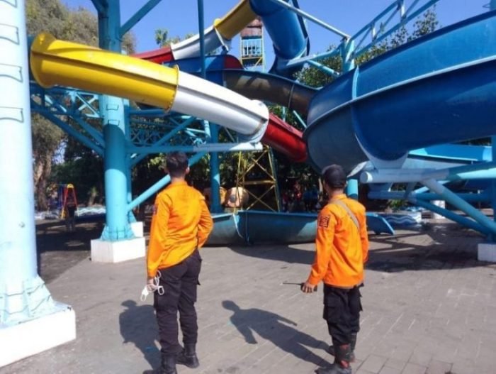 Kondisi seluncuran air wahana wisata Waterpark Kenjeran, Surabaya pasca ambrol | dok/photo: Istimewa