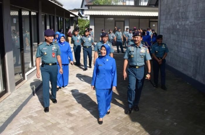 Pangkoarmada II Laksda TNI Iwan Isnurwanto (kanan-depan) saat meresmikan pertokoan Kiosk Kamser | dok/photo: Dispen Koarmada II
