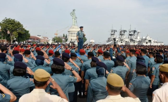 Pangkoarmada II Laksda TNI Iwan Isnurwanto saat memimpin apel khusus, Kamis (9/6/2022) | dok/photo: Dispen Koarmada II