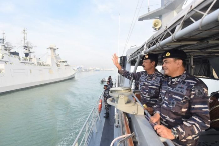Laksda TNI Iwan Isnurwanto (kiri) bersama Laksda TNI T.S.N.B Hutabarat (kanan) saat melaksanakan Admiral Inspection | dok/photo: Dispen Koarmada II