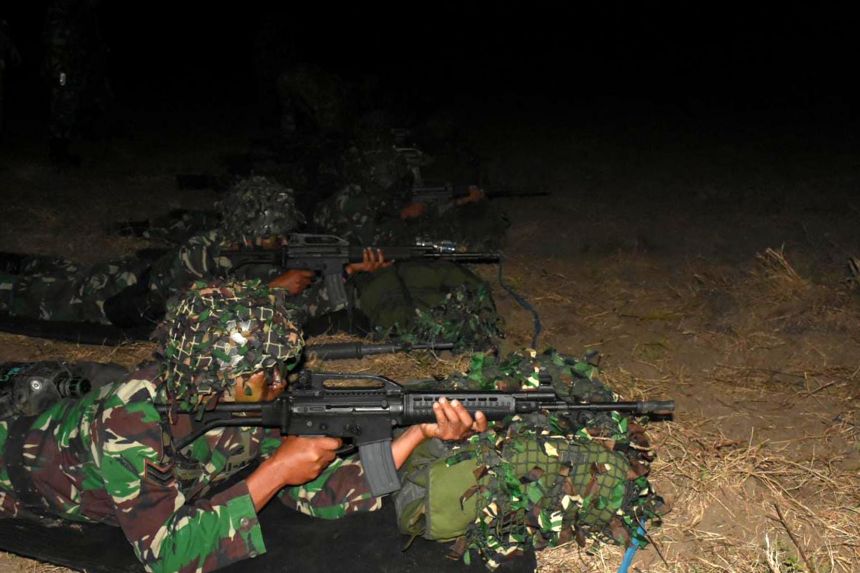 Latihan menembak malam di Puslatpurmar 5 Baluran, Karangtekok, Situbondo, Jawa Timur, Minggu (19/06/2022) | dok/photo: Dispen Kormar