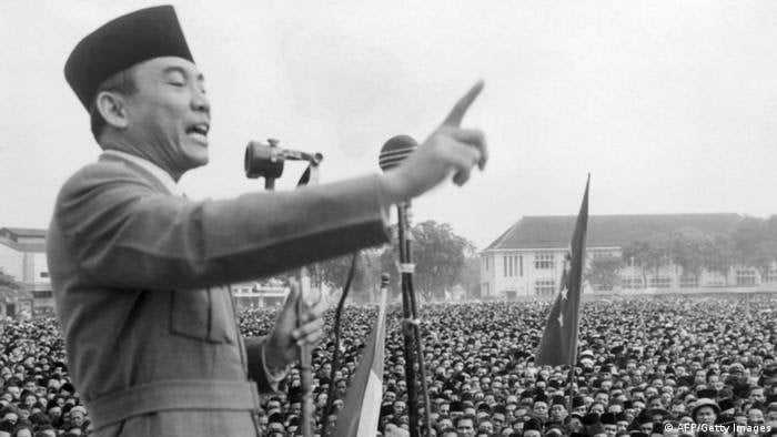 Presiden pertama Republik Indonesia (RI), Soekarno saat berorasi | dok/photo: AFP