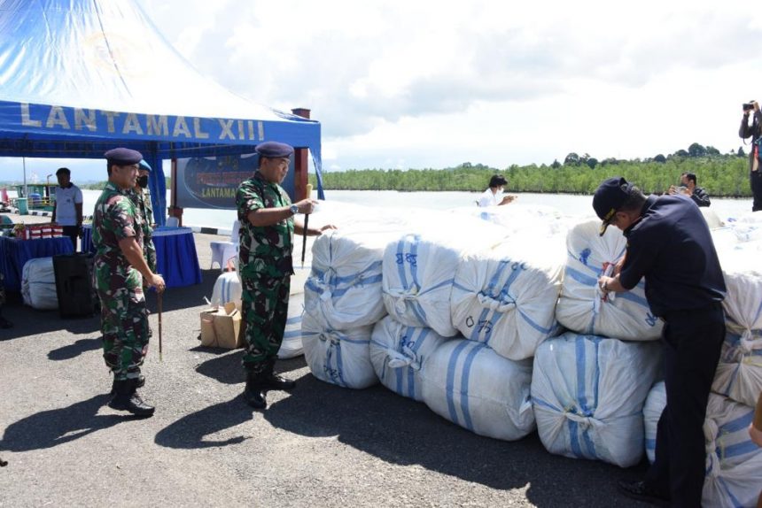 Sebanyak 116 karung ballpress ilegal yang berhasil diamankan Lantamal XIII | dok/photo: Dispen Koarmada II for Bicara Indonesia