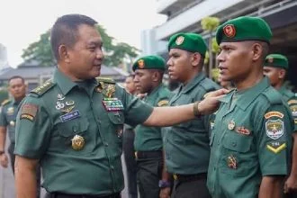 Kasad Jenderal TNI Dudung Abdurachman (kiri) saat memberikan pengarahan di Mabesad, Jakarta, Kamis (9/6/2022) | dok/photo: Dispenad