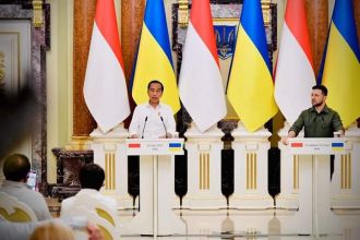 Presiden Joko Widodo saat mengadakan pertemuan dengan Presiden Ukraina, Volodymyr Zelenskyy, di Istana Maryinsky, Kyiv, Ukraina, Rabu (29 Juni 2022) | dok/photo: BPMI