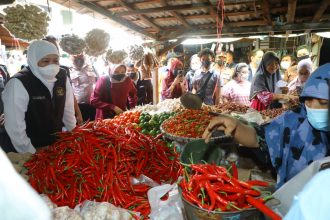 Gubernur Jatim saat meninjau harga cabai di pasar tradisional beberapa waktu lalu | dok/photo: Pemprov Jatim