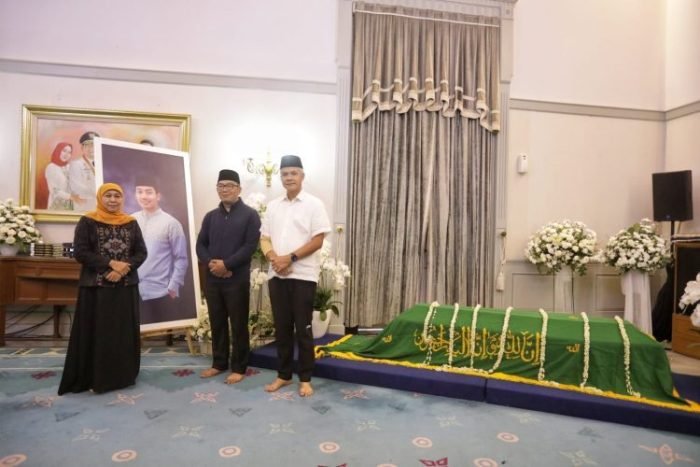 Dari kiri: Gubernur Jatim Khofifah Indar Parawansa, Gubernur Jabar Ridwan Kamil dan Gubernur Jateng Ganjar Pranowo (kanan) dok/photo: Istimewa