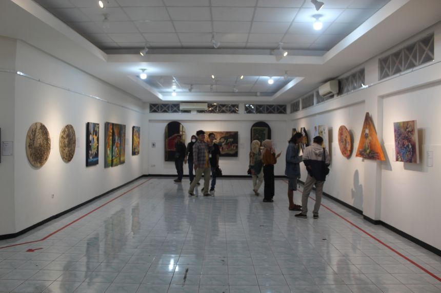 Pameran berlangsung di Galeri Seni Gedung T3 Jurusan Seni Rupa Kampus Unesa, Lidah Wetan, Surabaya | dok/photo: Ist/den/Bicara Indonesia