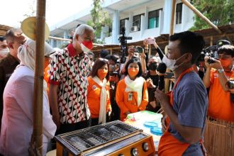 Gubernur Jateng, Ganjar Pranowo saat meninjau salah satu stand UMKM di halaman RSJD Ki Hadjar Dewantoro Solo | dok/photo: Istimewa