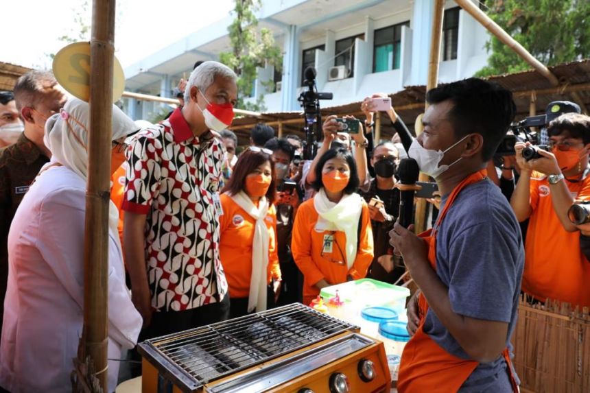 Gubernur Jateng, Ganjar Pranowo saat meninjau salah satu stand UMKM di halaman RSJD Ki Hadjar Dewantoro Solo | dok/photo: Istimewa