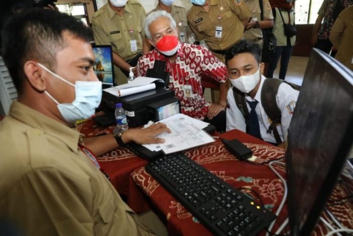 Gubernur Jawa Tengah, Ganjar Pranowo saat sidak PPDB di SMAN 5 Semarang, Senin (20/6/2022) | dok/photo: Ist/Bicara Indonesia