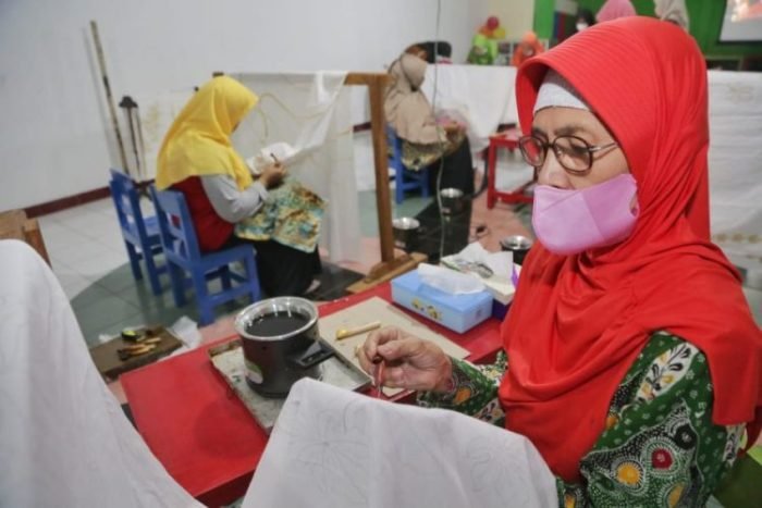 Kegiatan membatik di Kampung Batik Tin Gundih Surabaya | dok/photo: Diskominfo Surabaya