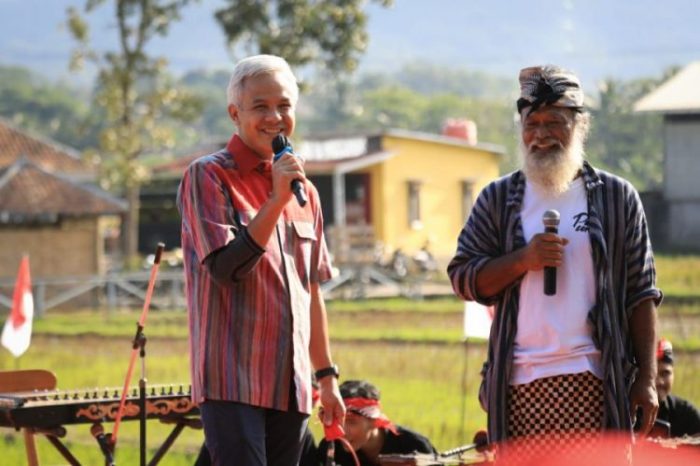 Gubernur Jawa Tengah, Ganjar Pranowo (kiri) saat menghadiri upacara wiwitan di Kampung Wisata Dewi Sri, Kabupaten Semarang, Selasa (28/6/2022) | dok/photo: Ist