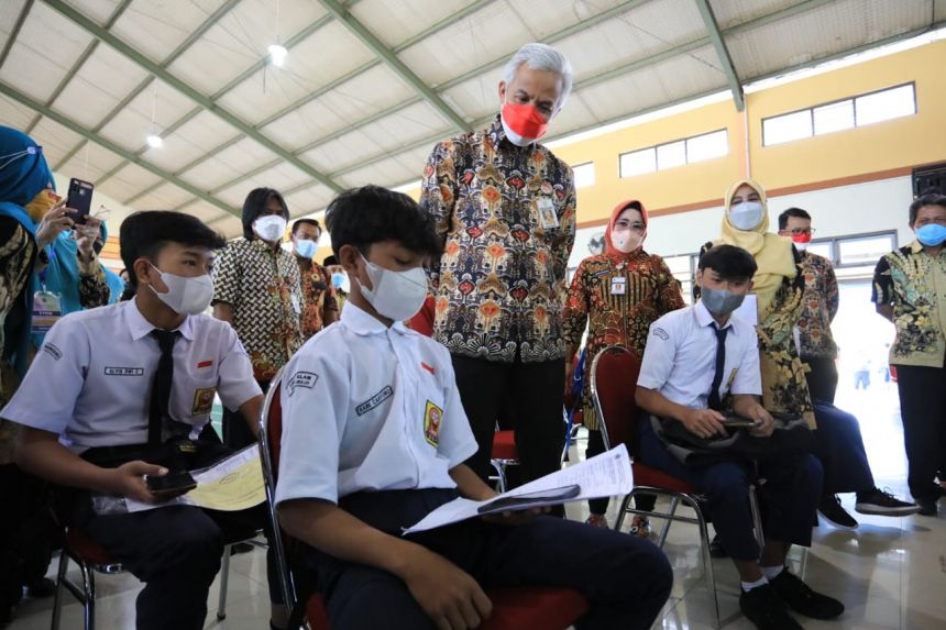 Gubernur Jateng, Ganjar Pranowo saat meninjau pelaksanaan PPDB di SMAN 1 Parakan, Kabupaten Temanggung, Jawa Tengah | dok/photo: Ist
