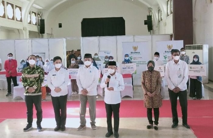 Wapres RI K.H. Ma’ruf Amin (depan) saat kegiatan salur bantuan sosial di Balai Pemuda Surabaya | dok/photo: Ist/Bicara Indonesia